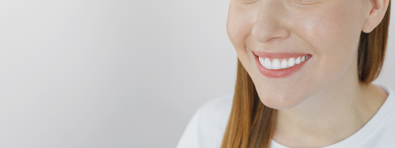 歯並びの良い女性の笑顔の画像